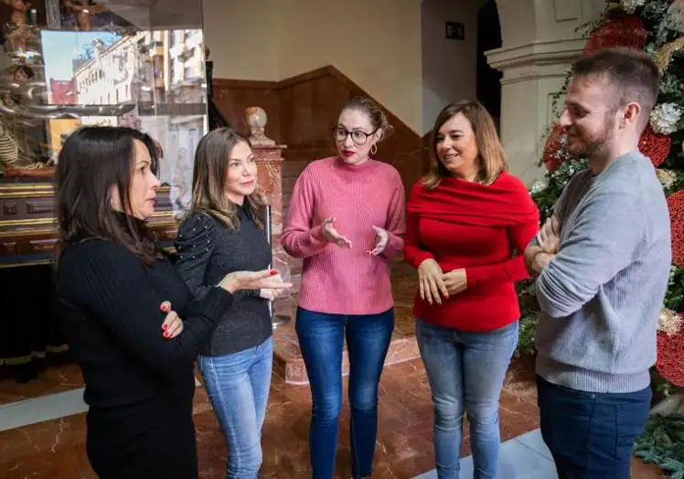 Carolina Gracia (PSOE), Aynara Navarro (PSOE), Leticia Pertegal (Cambiemos), Mar Ezcurra (Cs) y Enrique Montero (Cambiemos), el pasado viernes, en el 'hall' del Ayuntamiento.