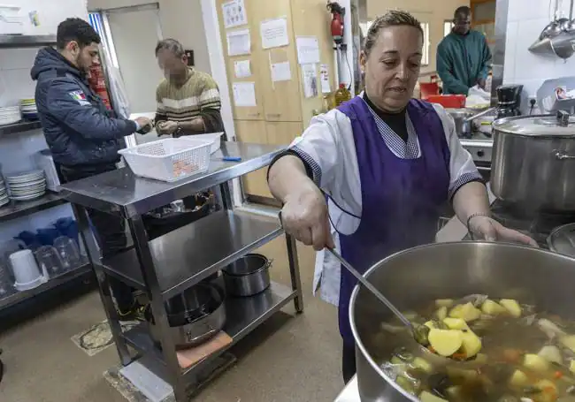 Ramona, este sábado, en la cocina de la Hospitalidad de Santa Teresa, en Cartagena.