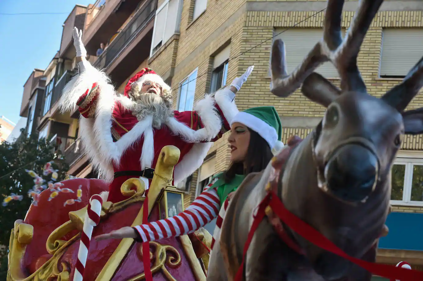 Papá Noel recorre Murcia con un desfile de más de 30 carrozas