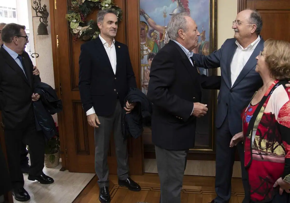 Los representantes de la Región de Murcia brindan por el 2024 en las campanadas de Martínez Pagán