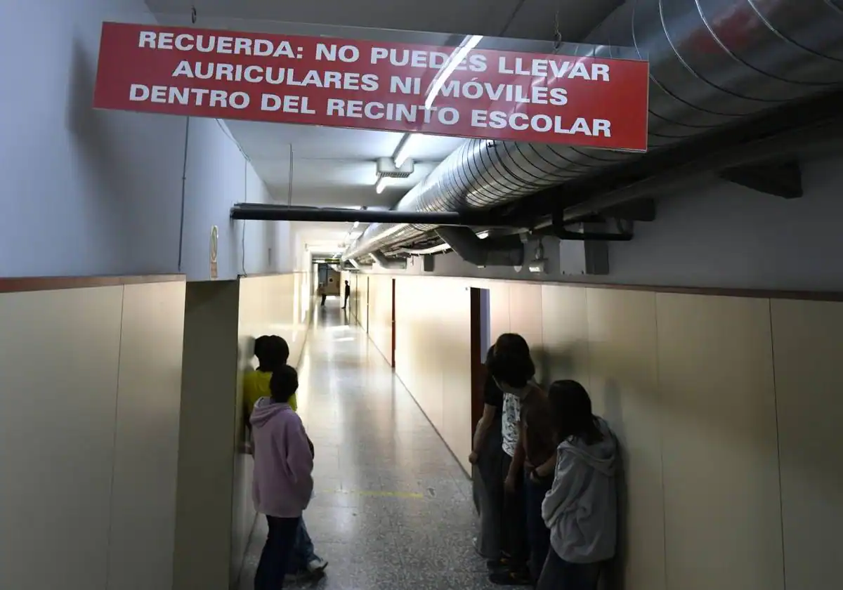 Los estudiantes se oponen a la prohibición del móvil en la aulas y los directores recelan de la nueva responsabilidad