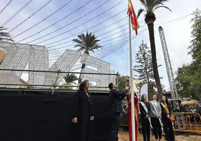 El alcalde, Eduardo Dolón, iza la bandera de España en la plaza de la Constitución, este miércoles.