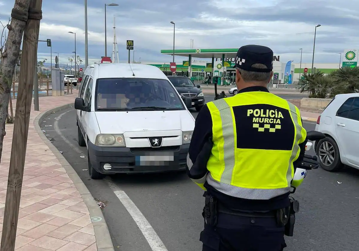 Multan a un conductor en Murcia por ir comiéndose un helado y sin manos al volante