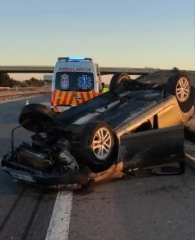 Cuatro jóvenes resultan heridos al volcar su coche en la AP-7 en Los Alcázares