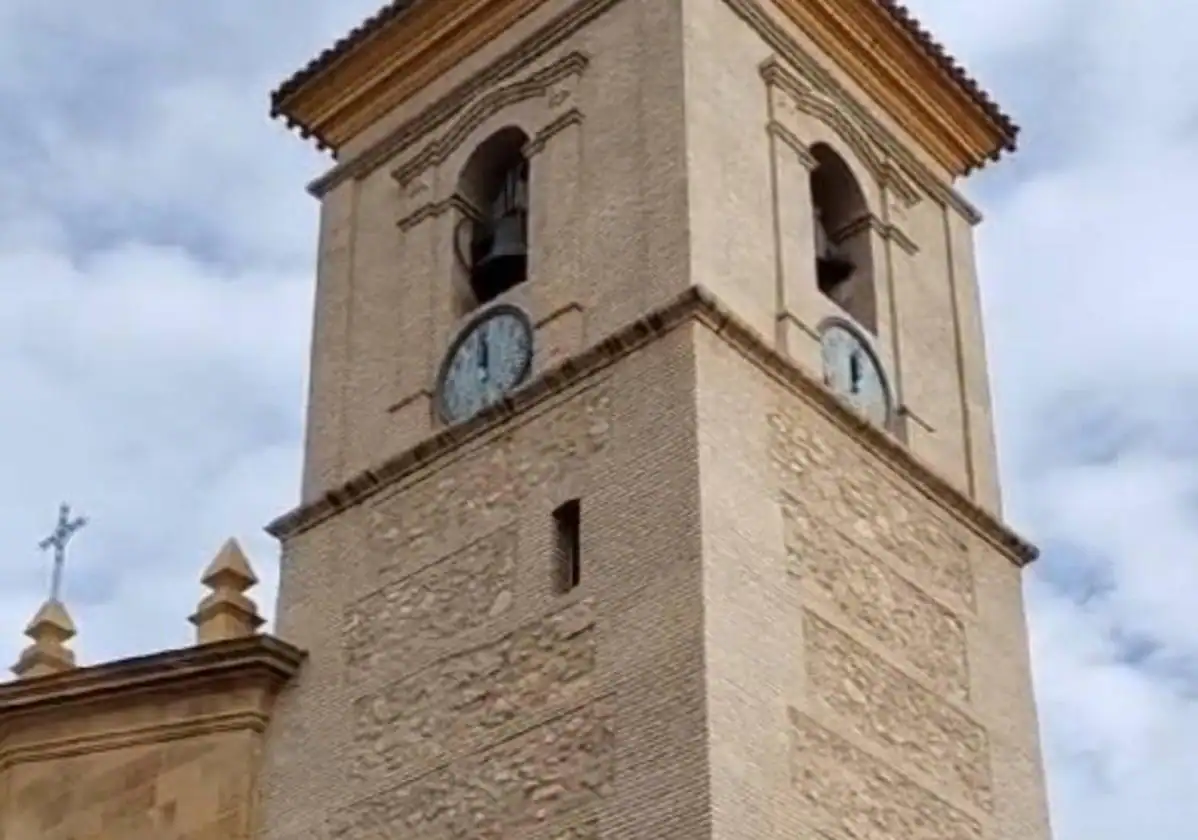 El reloj de Alhama vuelve a funcionar tras meses parado por la insalubridad generada por las palomas