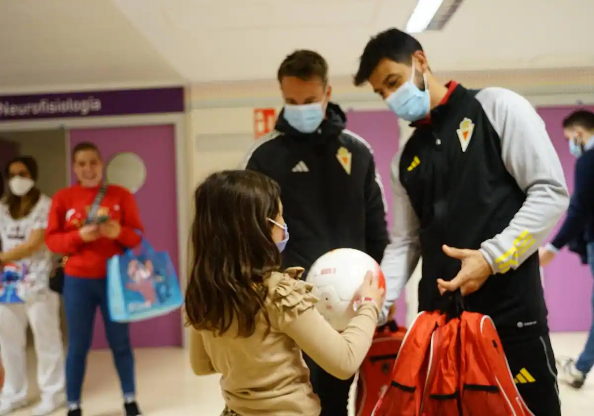 La plantilla del Real Murcia reparte regalos y alegría en La Arrixaca