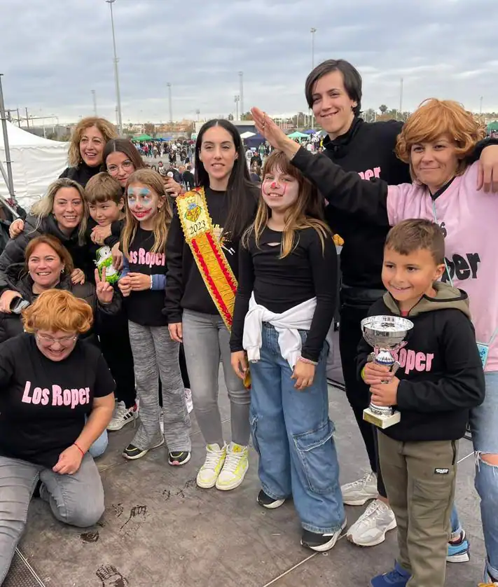 Imagen secundaria 2 - La hermandad de la paella se sienta a la mesa