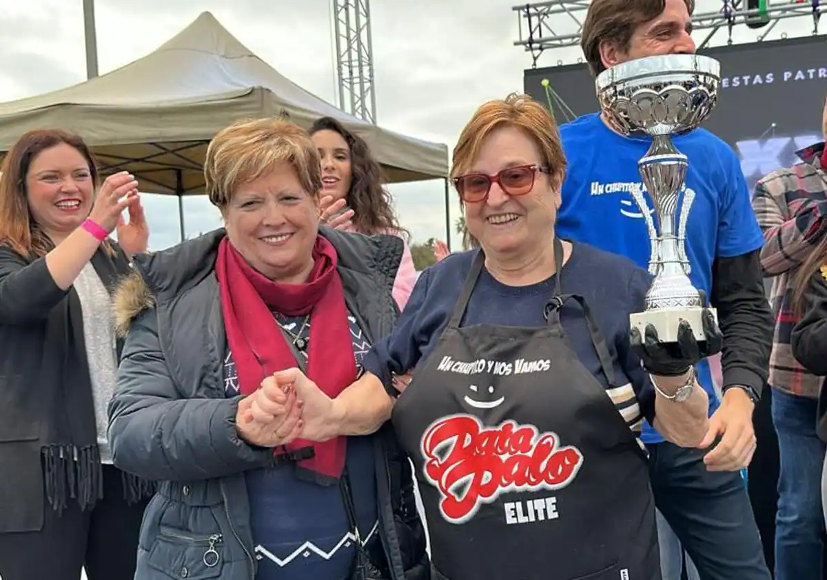 Imagen principal - La hermandad de la paella se sienta a la mesa