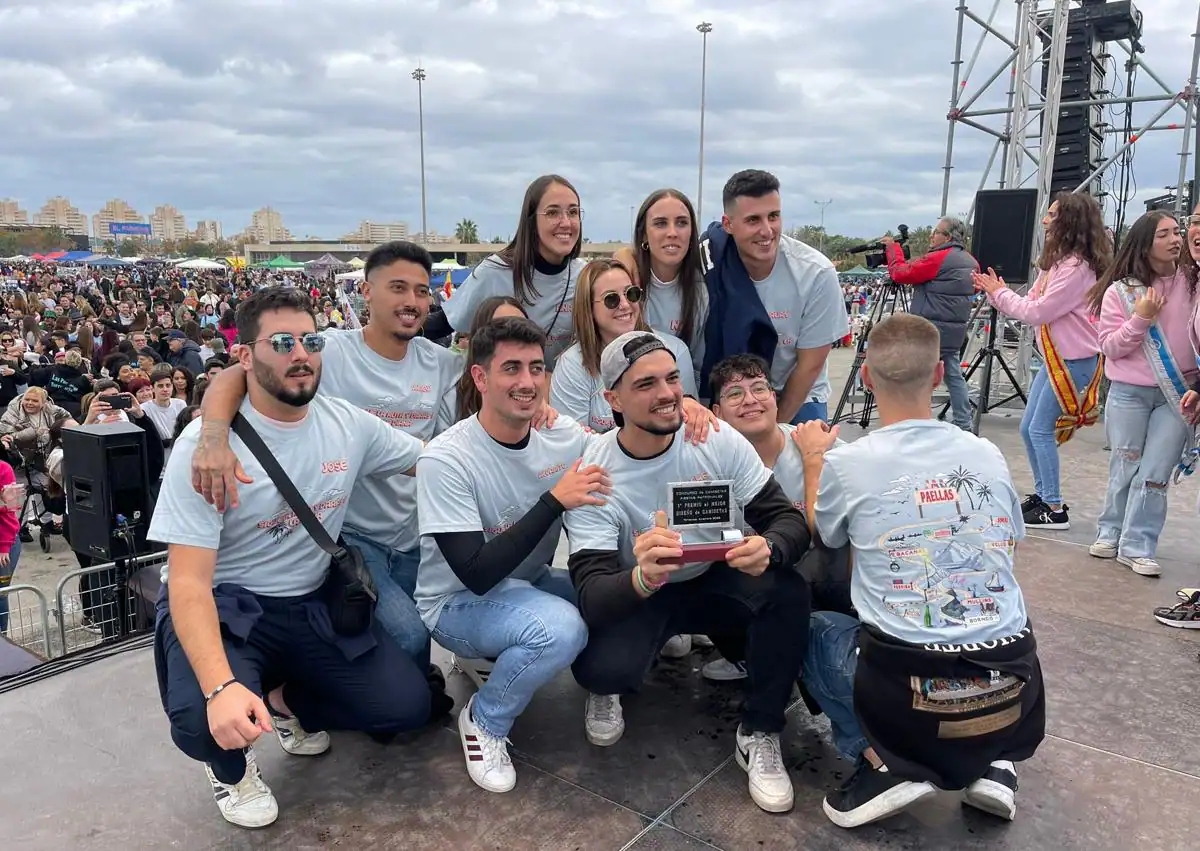 Imagen secundaria 1 - La hermandad de la paella se sienta a la mesa