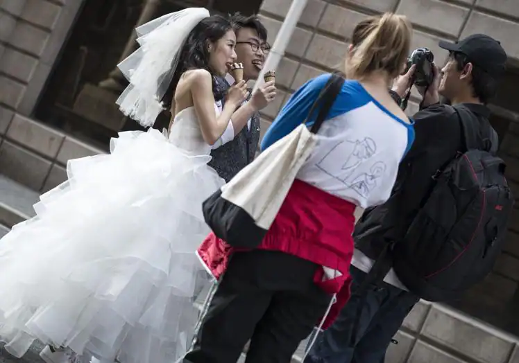 Unos novios se fotografían en Shanghái.