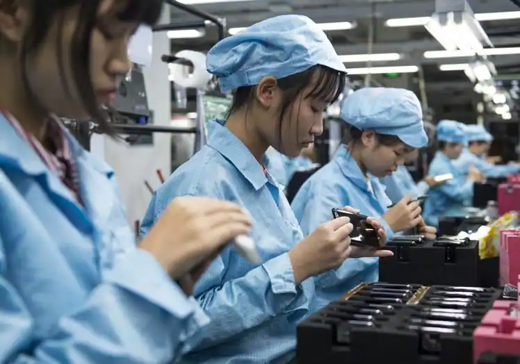 Trabajadoras en una fábrica de la marca de móviles Oppo.