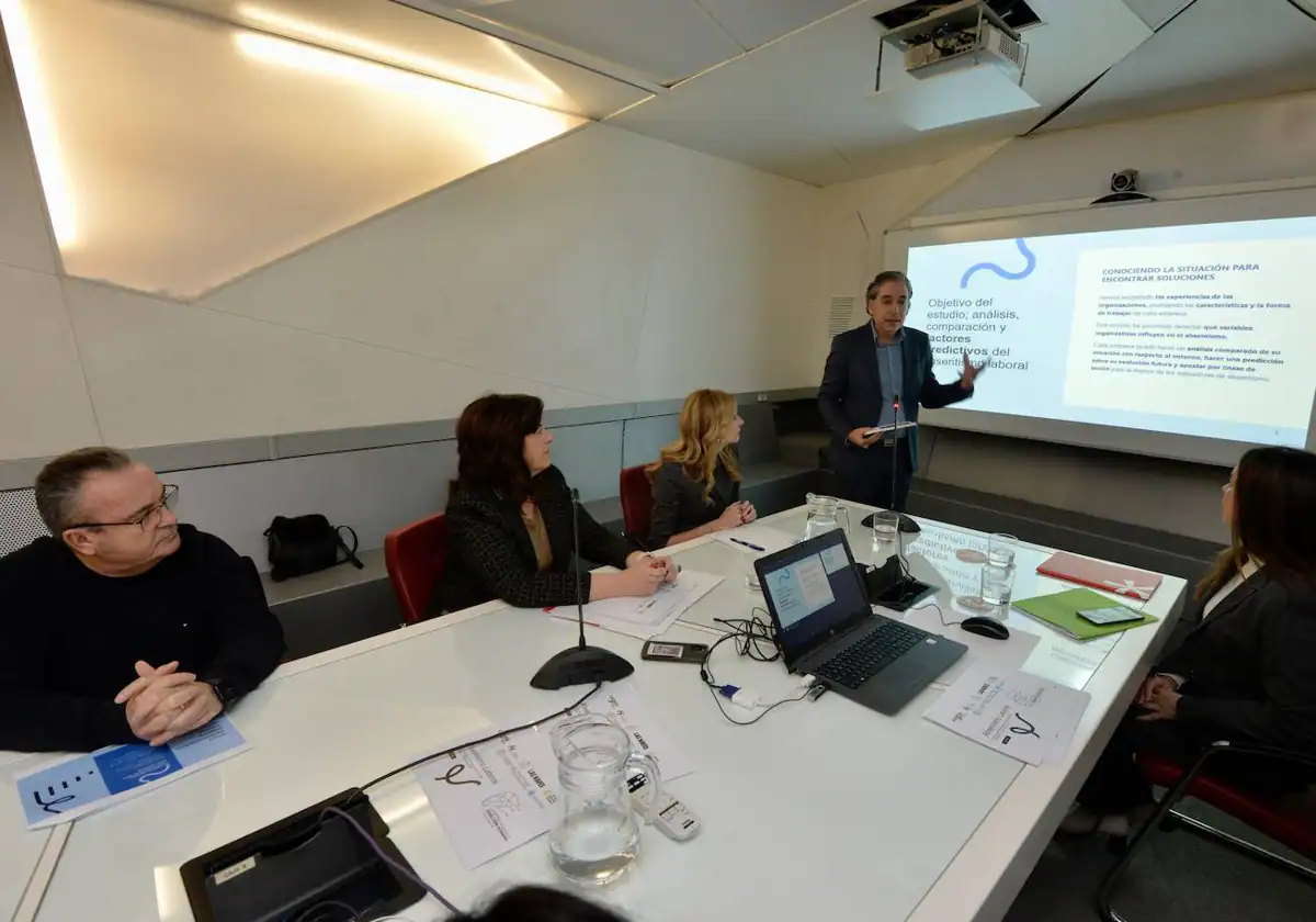 La tasa de absentismo laboral se sitúa en el 6,4% en la Región de Murcia