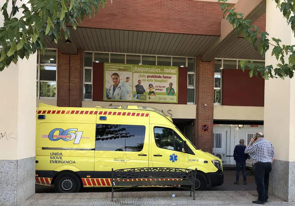 Rescatan a un conductor tras salirse de la vía y empotrar su coche contra un limonero en Murcia