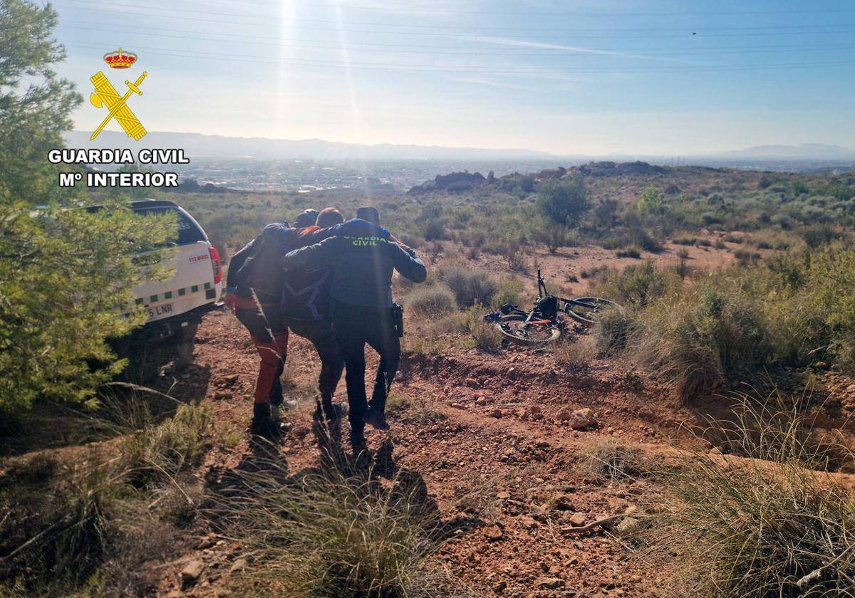 Rescatan a un ciclista herido en la Sierra de Tercia en Lorca