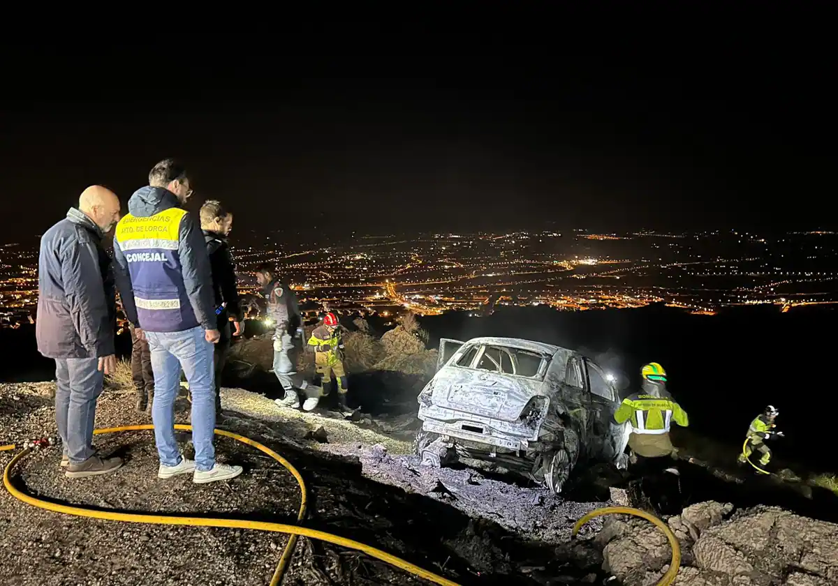 El accidente de un vehículo causa un incendio forestal en la sierra de la Peñarrubia de Lorca