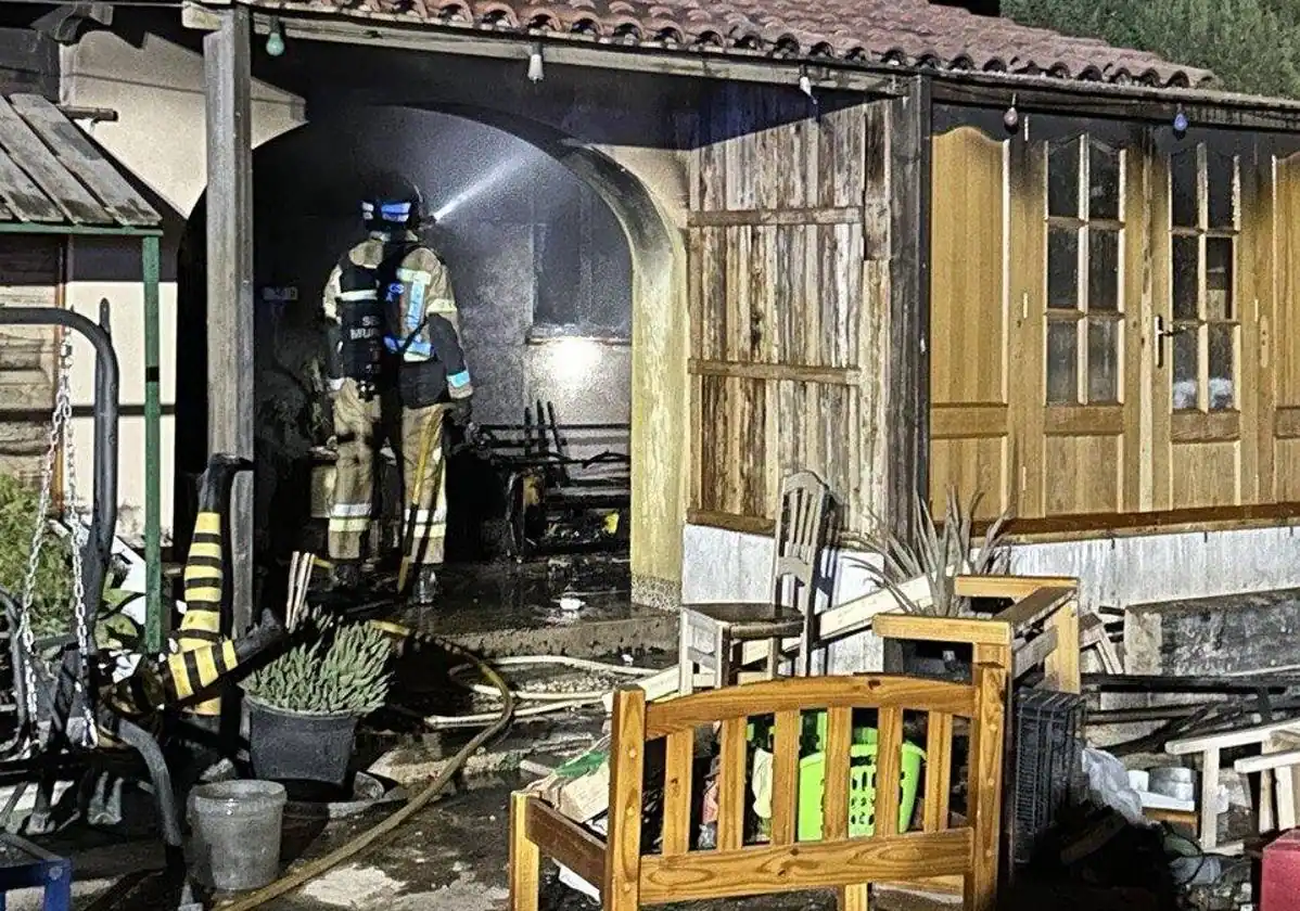 Herido un hombre al intentar apagar el fuego de una vivienda en Sangonera la Seca