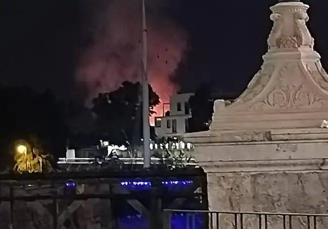 Una imagen de las llamas y el humo que produjo el incendio.