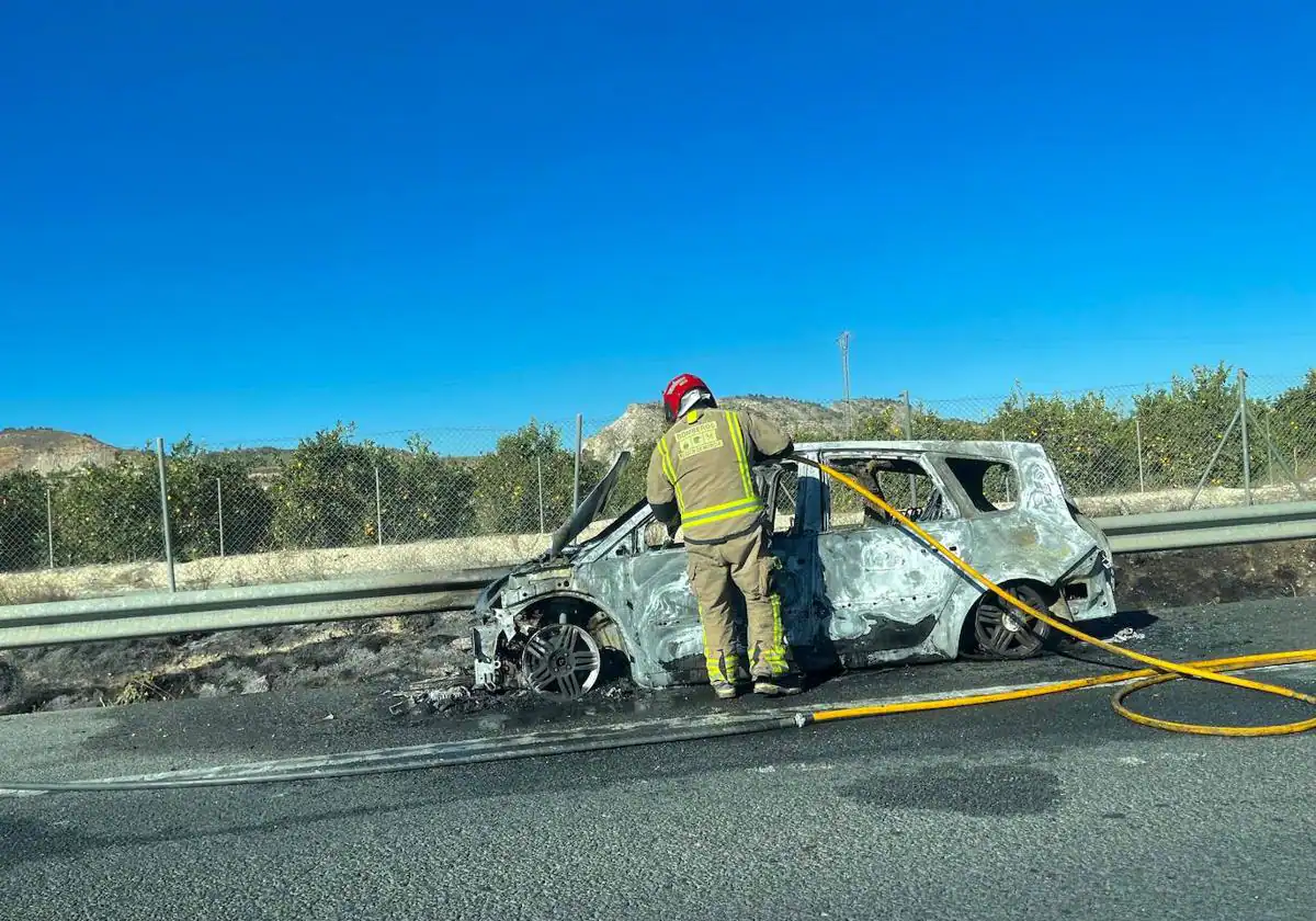 El incendio de un vehículo en la A-7 en Librilla provoca retenciones