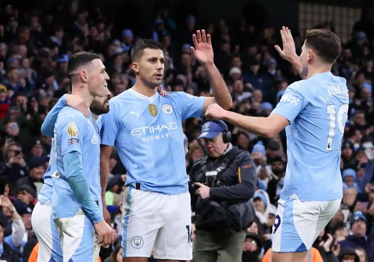 El Aston Villa y el City estrechan el cerco sobre el Liverpool