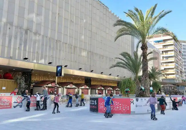 Un grupo de niños, patinando ayer en la pista de hielo instalada en la avenida de la Libertad, para dinamizar esta zona comercial.