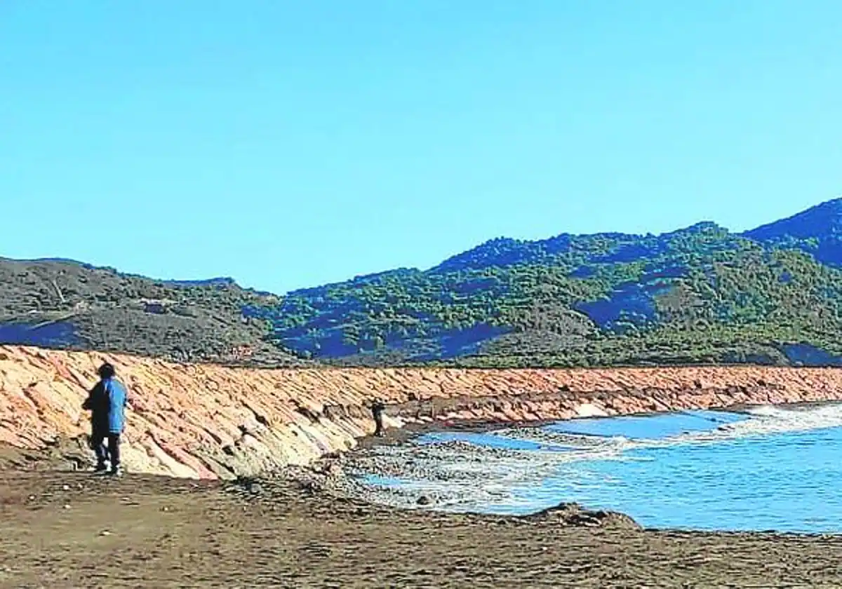 El temporal borra la playa de San Bruno en La Unión