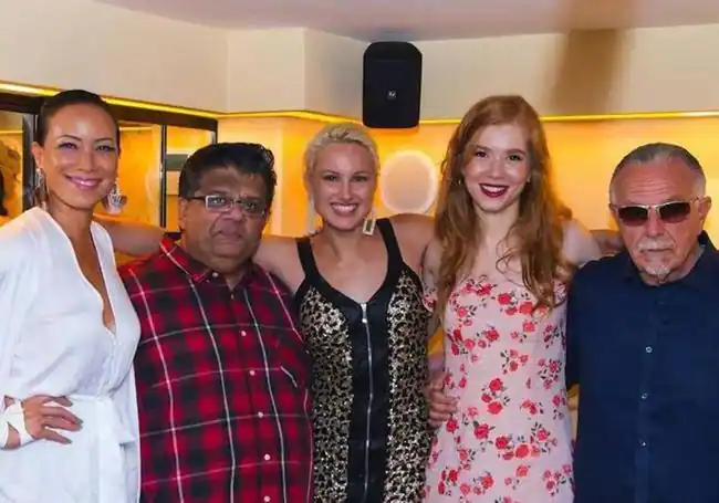 Nikol, Sutish Sharma, Stephanie y George Christie, en una reunión del equipo de la serie 'Marked the Unforgiven'.