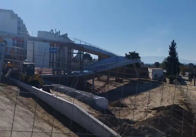 Instalan la pasarela peatonal en la avenida de la Industria de Molina tras varias horas de cortes de tráfico