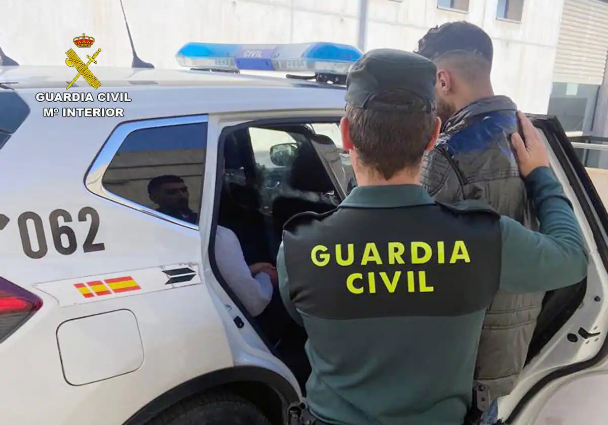 Sorprenden a tres ladrones en una vivienda de Mula mientras salían por la puerta con varios objetos de valor