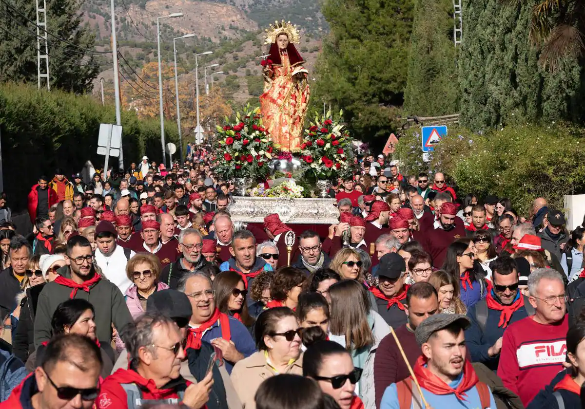 Una marea de romeros acompañan a la patrona de Totana en la romería de bajada