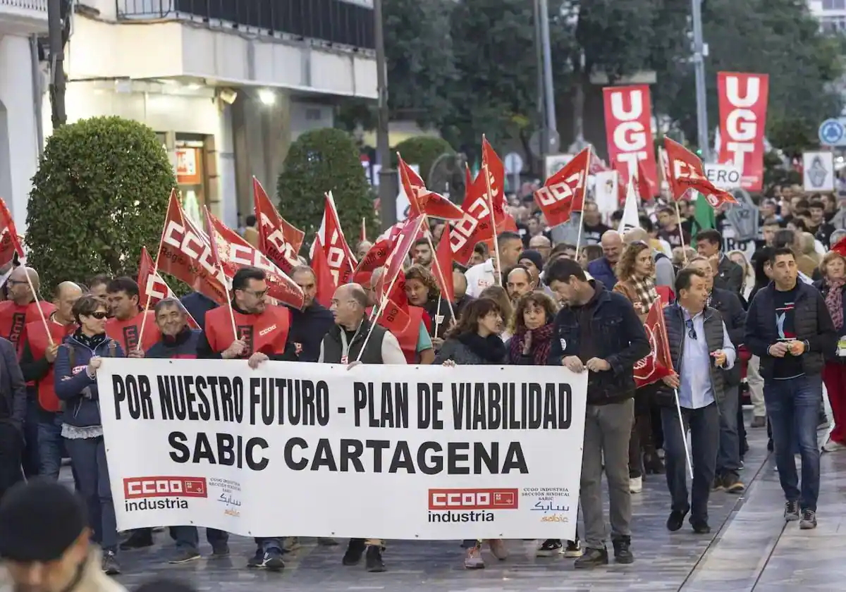 Sabic y sus empleados de Cartagena firman un ERE que evita despidos y recoge un «ambicioso» plan social