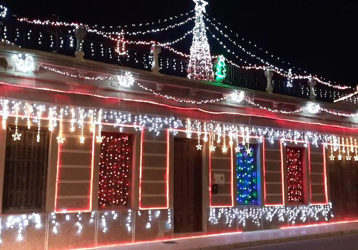 Un vecino de La Unión ilumina su casa por Navidad con más de 8.000 bombillas