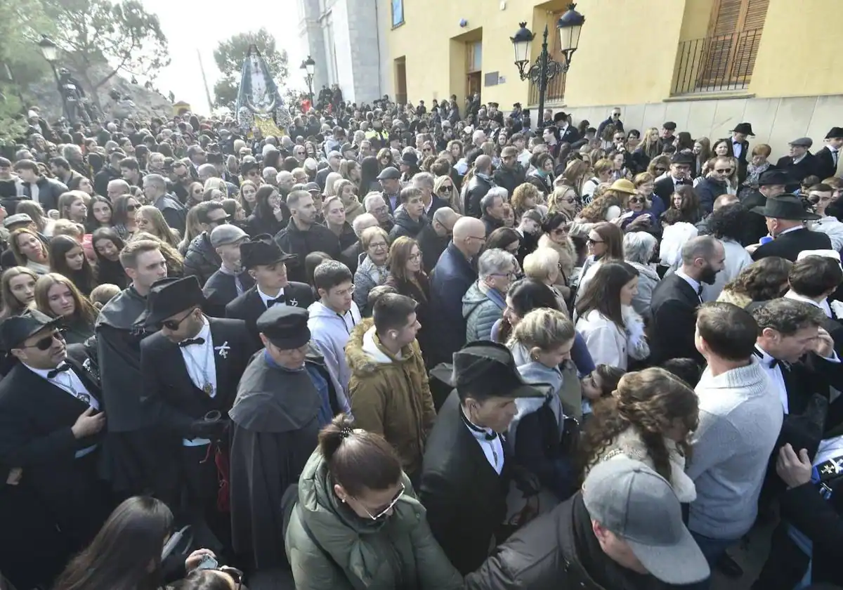 Una multitud acompaña a la Virgen del Castillo de Yecla en una Bajada de pólvora y devoción