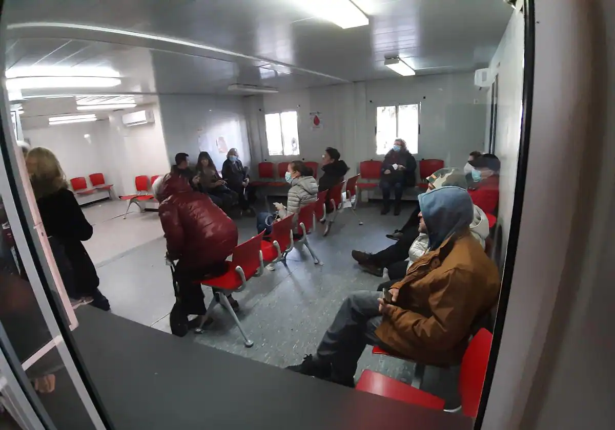 Podemos sostiene que la mascarilla obligatoria en centros sanitarios «llega tarde» y exige más personal