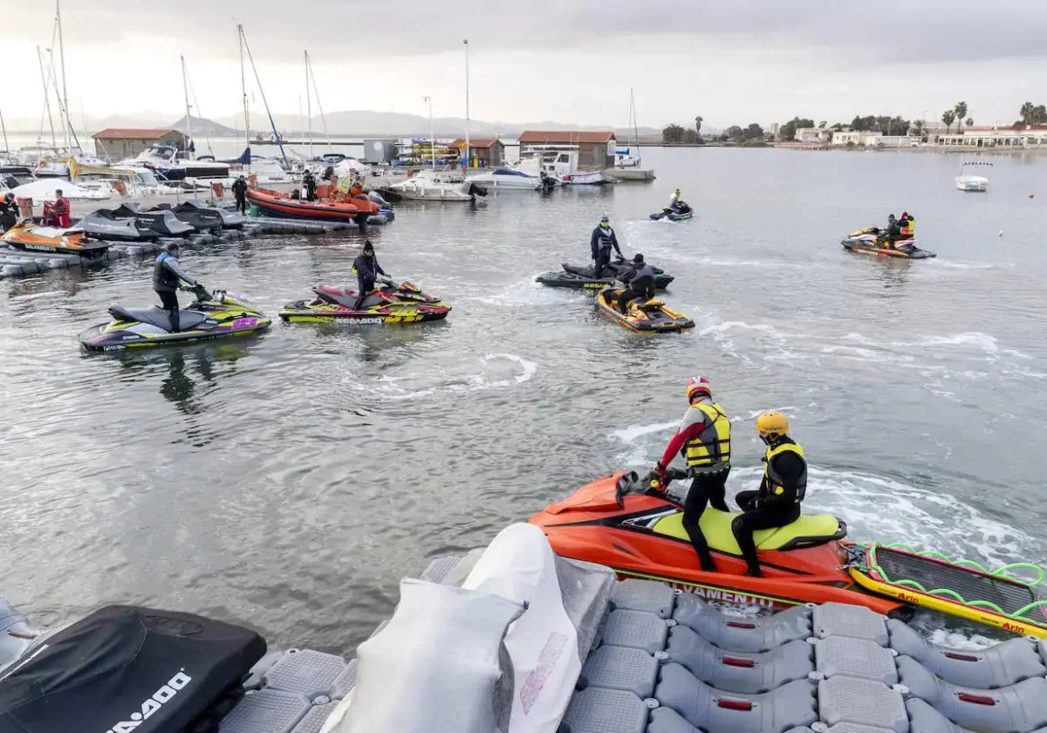Un amplio dispositivo peina hoy el Mar Menor para tratar de dar con el joven desaparecido
