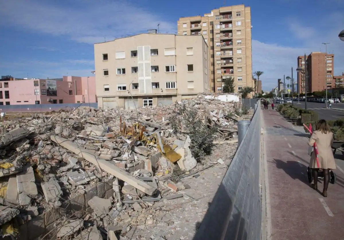 El derribo del cuartel de la Guardia Civil de Cartagena da paso al inicio de la obra del nuevo