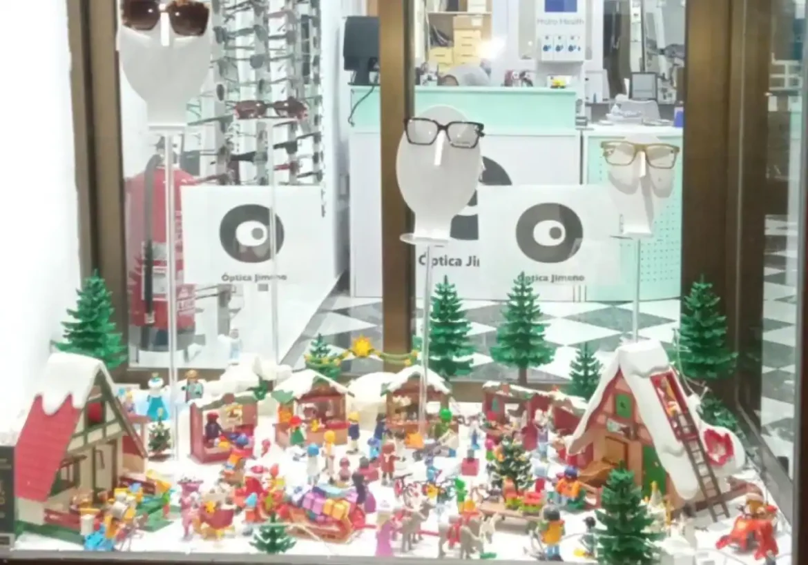 Óptica Jimeno gana el concurso de escaparates de Cartagena con un decorado de figuras de Playmobil