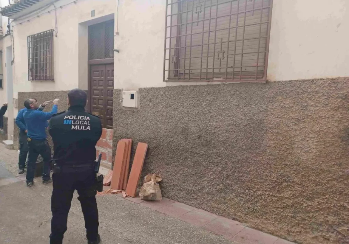 La Policía Local de Mula precinta trece casas para evitar su okupación