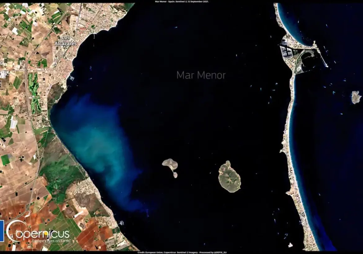 El Mar Menor y su mancha blanca, a vista de satélite
