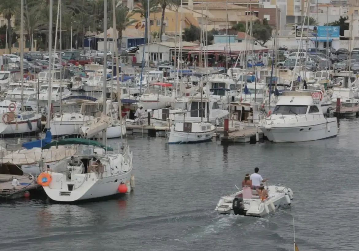 Vecinos, empresarios y pescadores se oponen a la gestión privada del puerto de Cabo de Palos