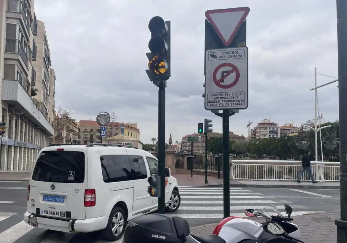Disponible el acceso al parking de la Glorieta de Murcia por la pasarela Miguel Caballero