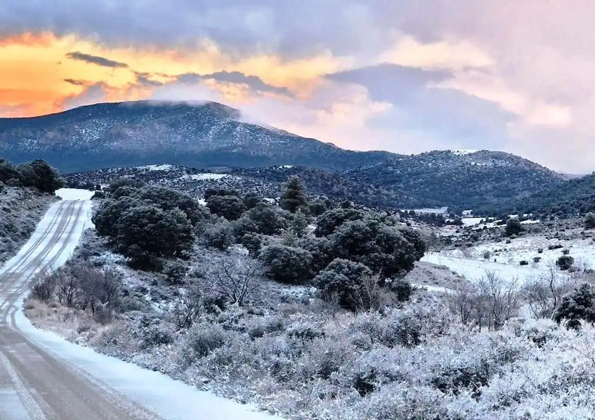 Imagen secundaria 1 - Nieve en Inazares, este viernes.