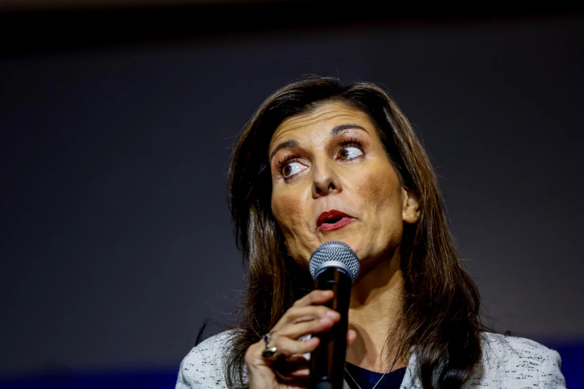 Haley acusa al comité republicano de beneficiar a Trump en la carrera electoral