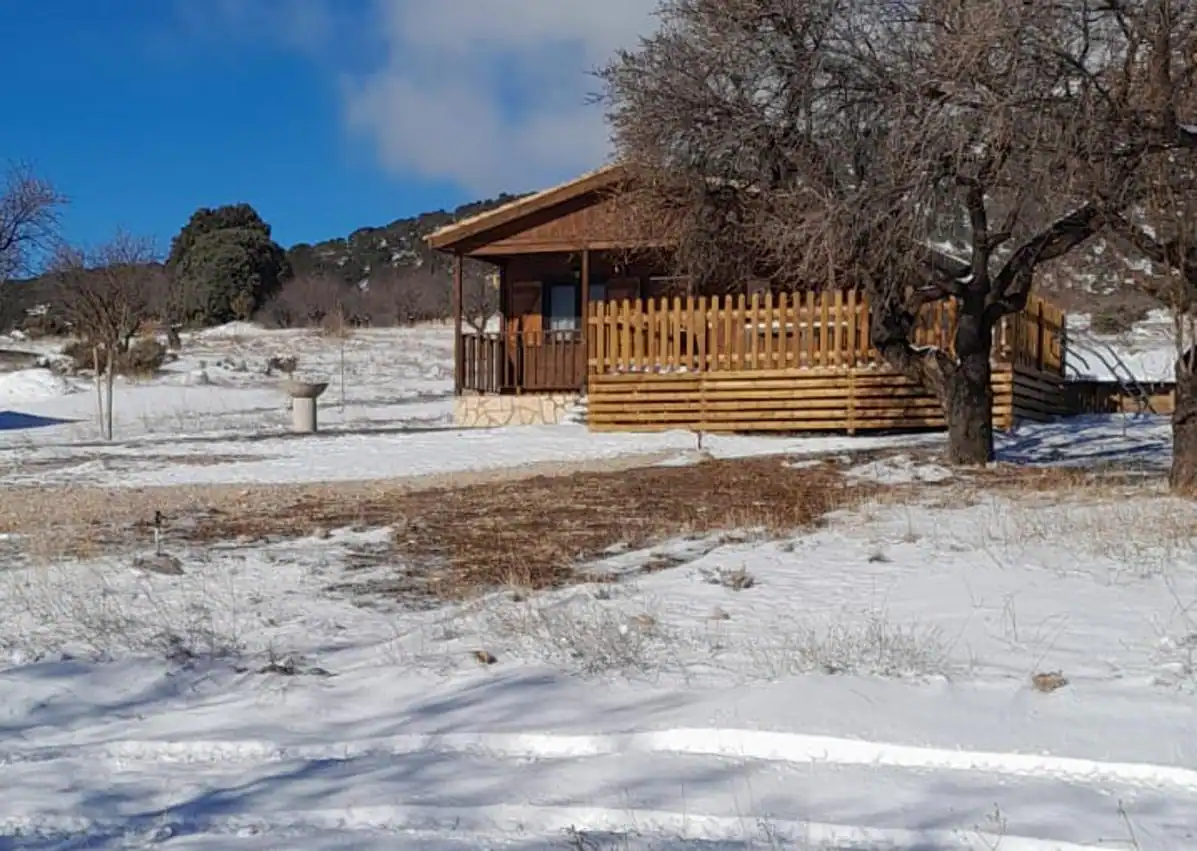 Imagen secundaria 1 - La aldea de Los Odres, en Moratalla, este sábado cubierta de nieve.