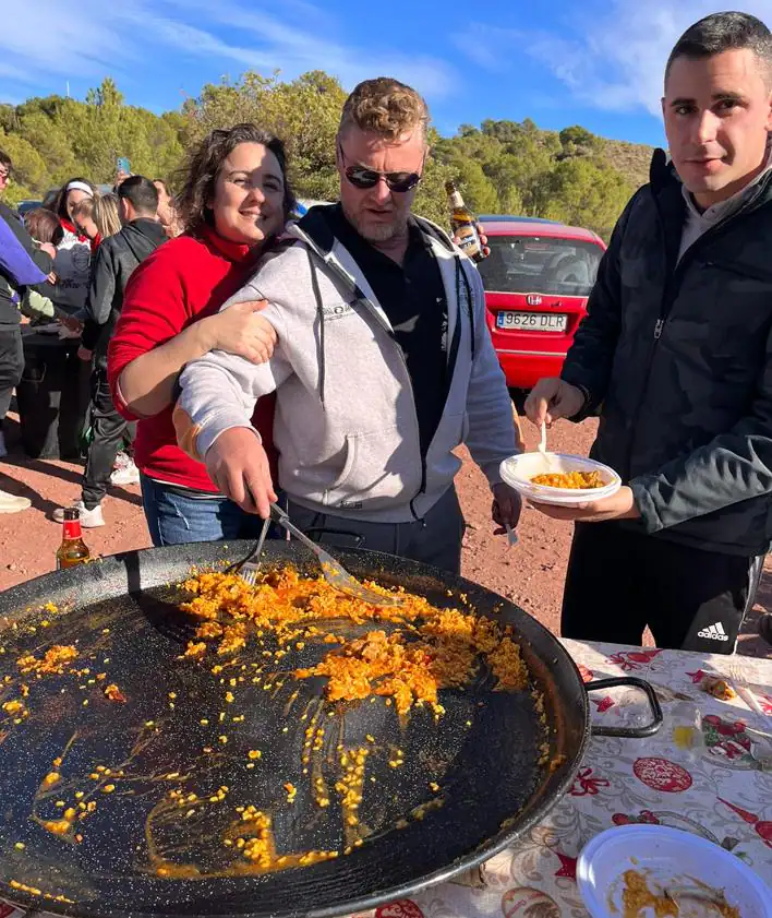 Imagen secundaria 2 - Tras el regreso de la Patrona a su santuario los romeros festejaron con gastronomía típica y música.