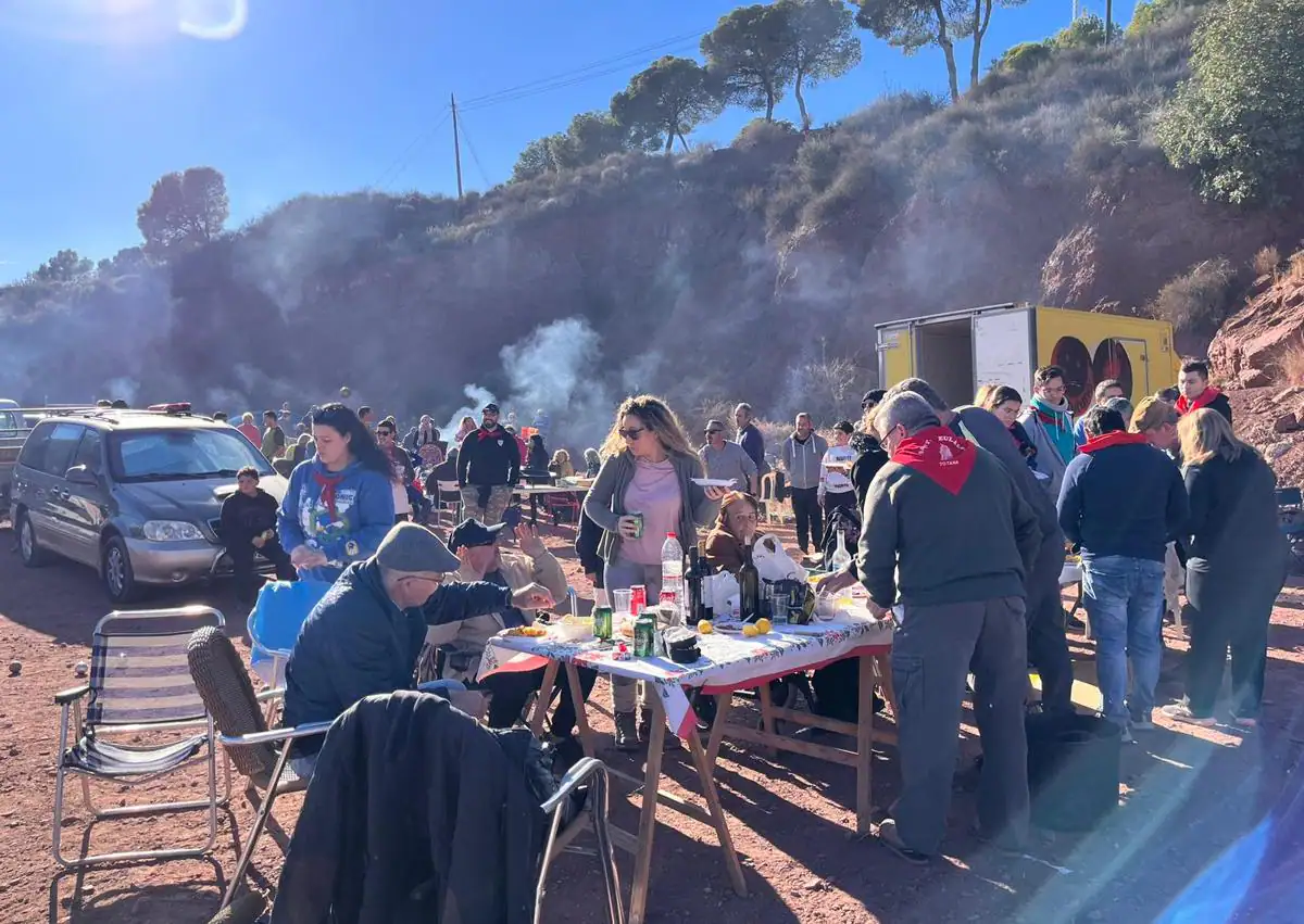 Imagen secundaria 1 - Tras el regreso de la Patrona a su santuario los romeros festejaron con gastronomía típica y música.