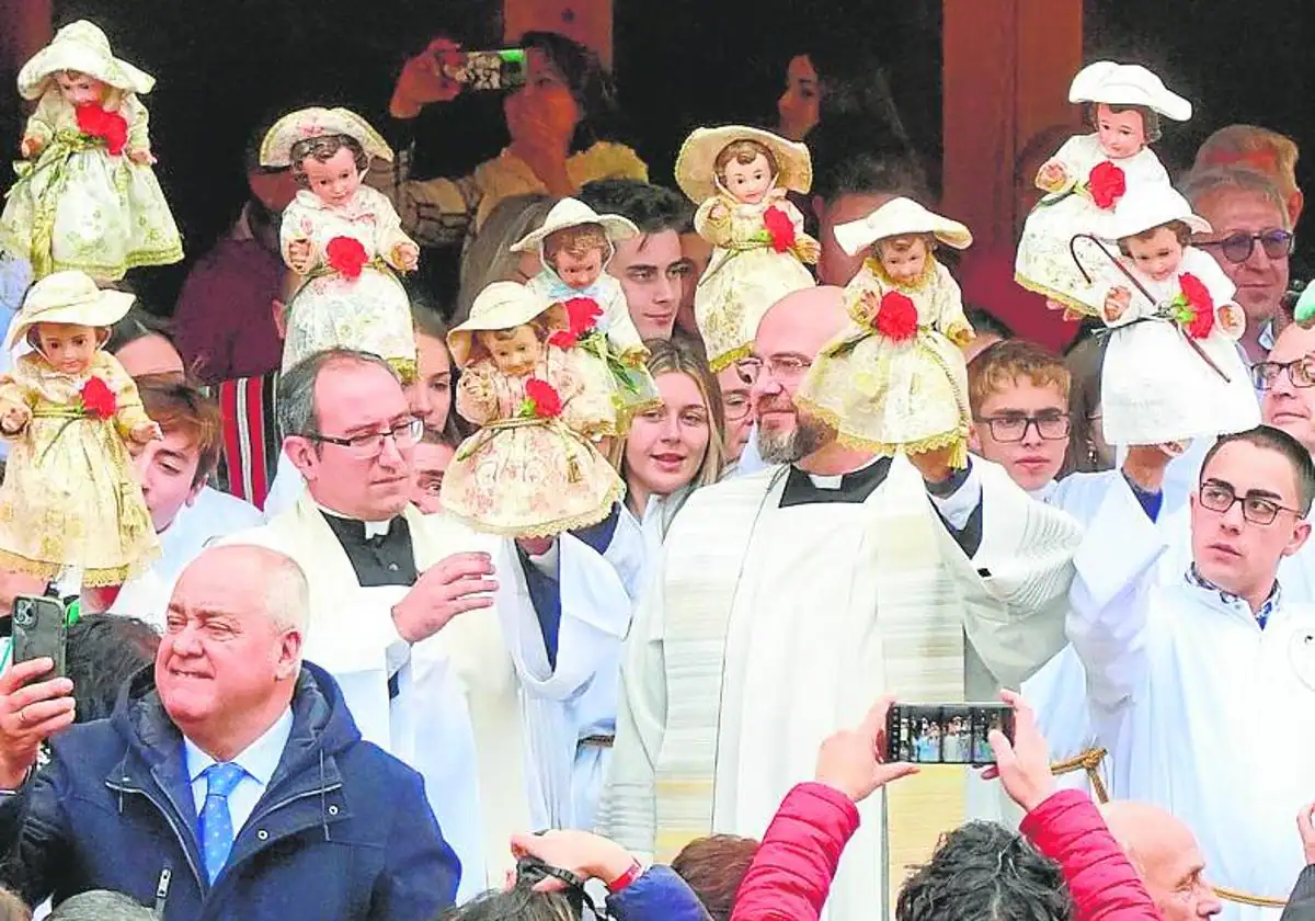 La devoción por la imagen del Niño Jesús vence al frío en Abarán