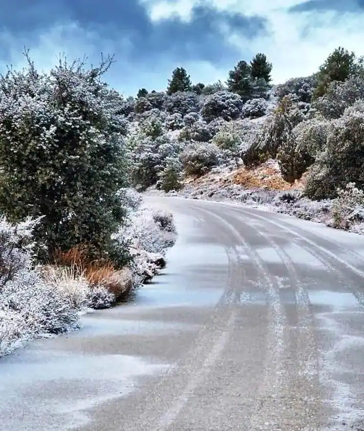 Imagen secundaria 2 - Nieve en Inazares, este viernes.