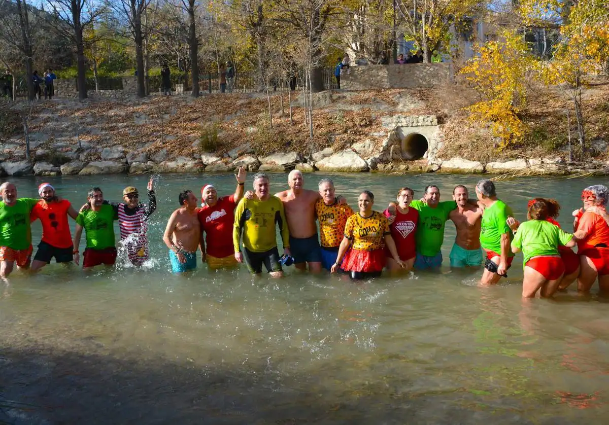 Una veintena de valientes se sumergen en el río Segura a su paso por Cieza para comenzar el año