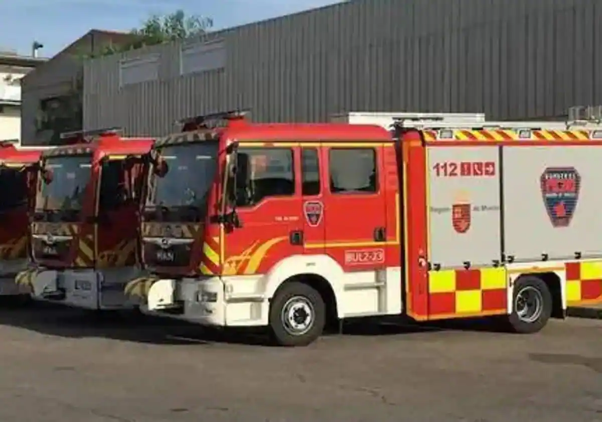 El incendio en una nave de Los Alcázares provoca el desalojo de una discoteca