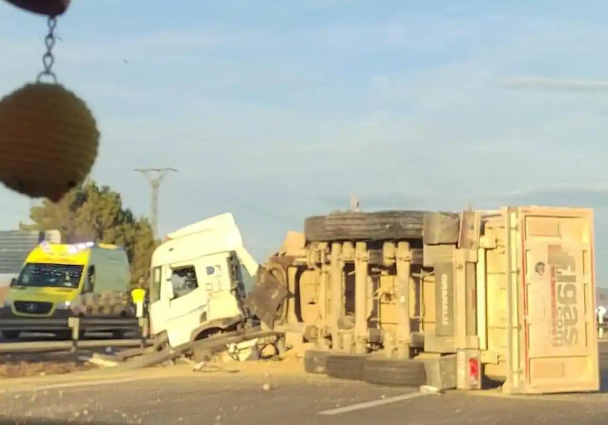 Herido el conductor de un tráiler al volcar en Murcia